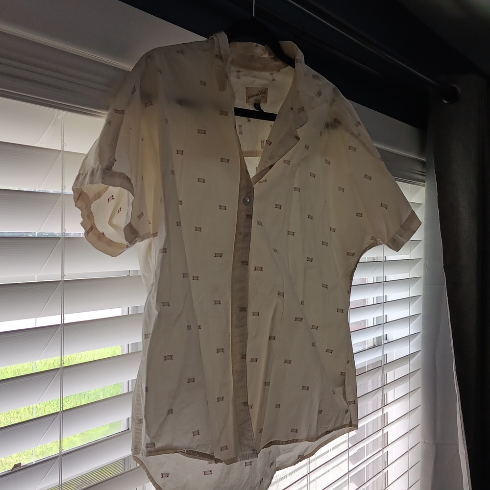 Medium universal thread button down top with pattern, cute top